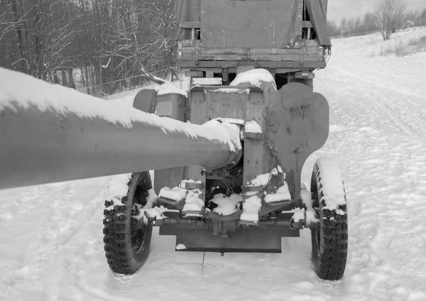 Arma anti-tanque, engatada a reboque, o tronco olhando para o céu, branco e preto — Fotografia de Stock