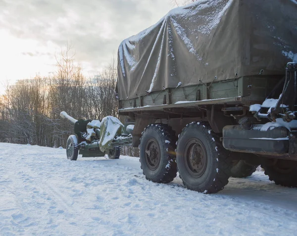 Op de trailer naar de vrachtwagen anti-tank artillerie pistool — Stockfoto