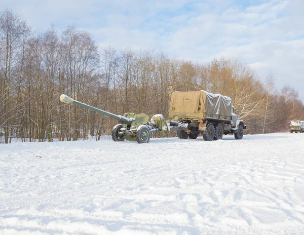 Vrachtwagen gespannen aan de artillerie kanon van de Tweede Wereldoorlog — Stockfoto