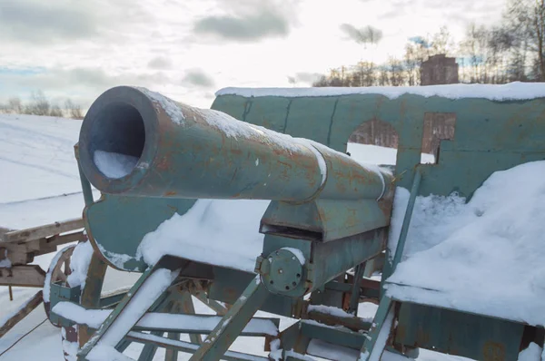 Der Winter auf dem Feld ist eine Kanone aus dem Zweiten Weltkrieg — Stockfoto