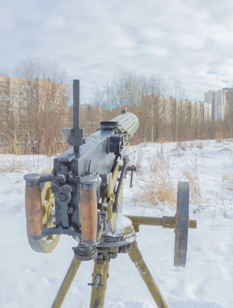 Nahaufnahme, Maschinengewehr auf Stativ im Schnee — Stockfoto