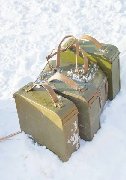 En hiver, la neige sont les boîtes avec du ruban de mitrailleuse pour Maxim, gros plan — Photo