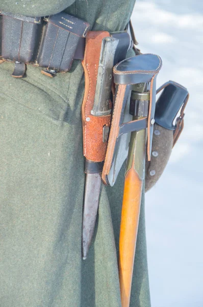 En invierno, la munición de un soldado alemán en la cintura por detrás — Foto de Stock
