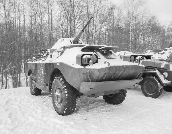 Zwart-wit militair voertuig van het Russische leger Brdm winter — Stockfoto
