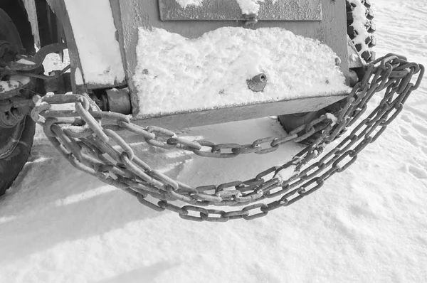 Schwarz-weiß, Abschleppkette auf der Motorhaube des gepanzerten Autos. — Stockfoto