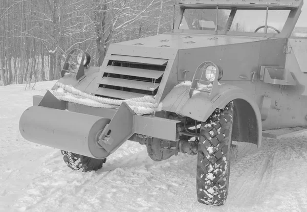 Kogelvrij Amerikaanse auto in de winter, zwart-wit. — Stockfoto