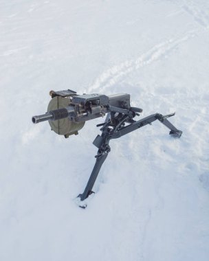 Kışın üzerinde tripod Rus bomba atar.