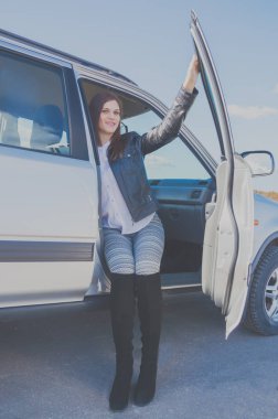 Arabadan bir güzel kız güneşli bir günde gelir..