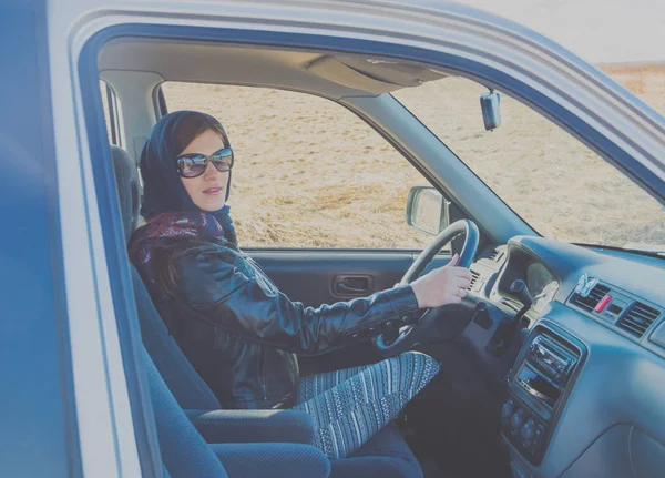 Chica atractiva en un día soleado en el coche . — Foto de Stock