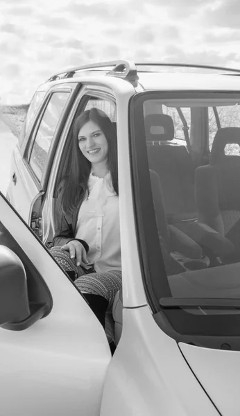 Negro y blanco atractiva chica en el coche . — Foto de Stock