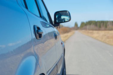 Asfalt yolda bir araba. 