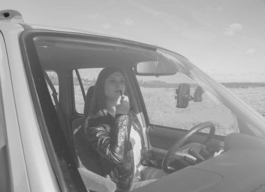 siyah ve beyaz, otomatik dudakları çok güzel bir kız boyalar.