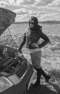  siyah-beyaz, kırık arabalarından bir başörtüsü güzel kız