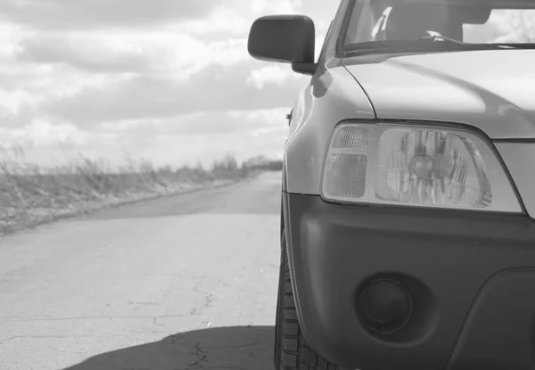 Czarno-białe, zbliżenie reflektorów samochodu Suv na asfalt roa — Zdjęcie stockowe