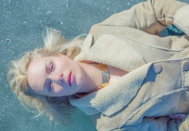 güzel kız buzda yalan.