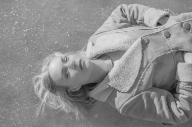 siyah-beyaz buz gökyüzüne bakarak, kız.