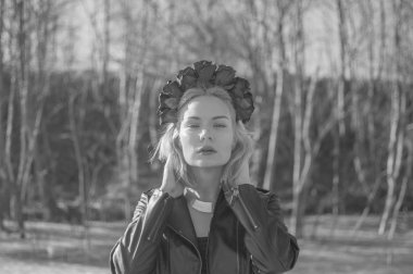 siyah ve beyaz, siyah çelenk üzerinde kafa stra kızla