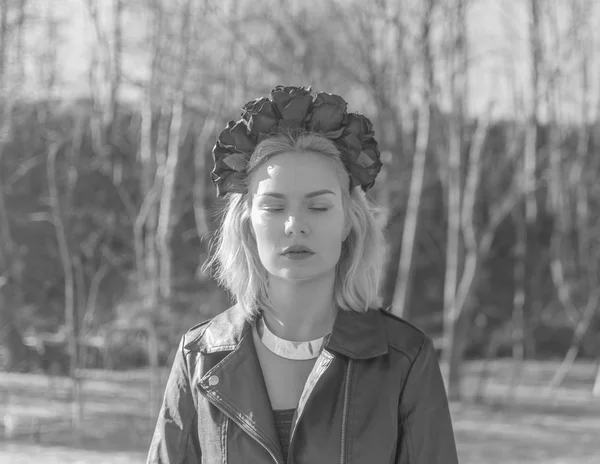 Noir et blanc, fille avec une couronne de fleurs noires fermé son — Photo