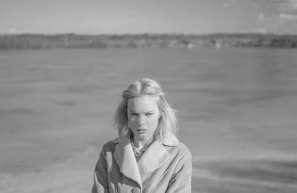 Noir et blanc, par une journée ensoleillée sur la glace est une fille . — Photo