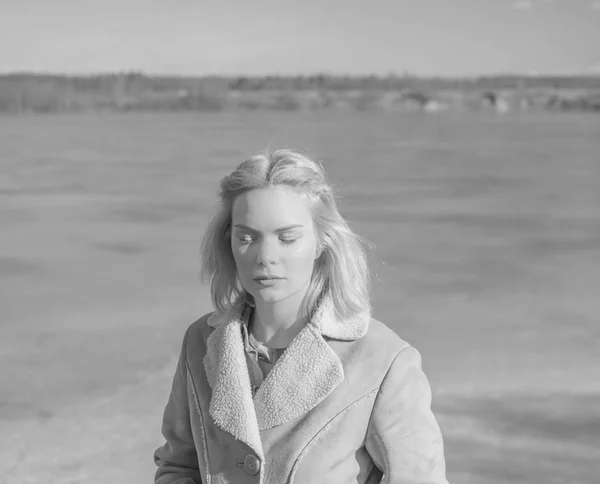 Noir et blanc, debout sur le visage chaud de la fille de glace au soleil — Photo