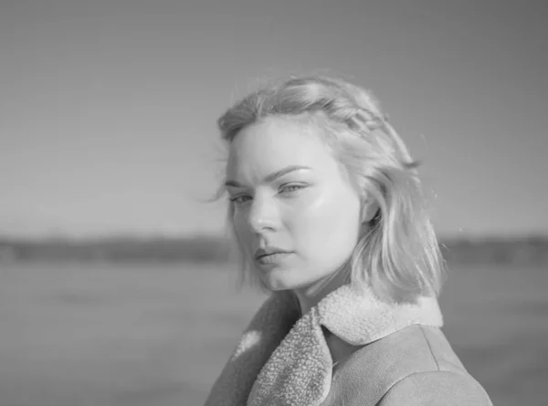 Svart och vitt, lakeside promenader, vacker flicka solig dag. — Stockfoto