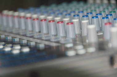 Ses karıştırma için düğmeler ve kaydırıcılar ile mix konsolu