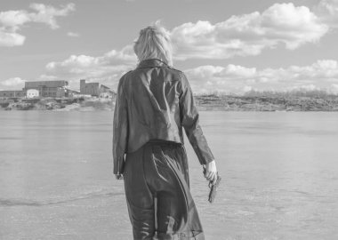 siyah ve beyaz, üzerinde bir güneşli bir gün, güzel bir kız bir tabanca ile sağa sola