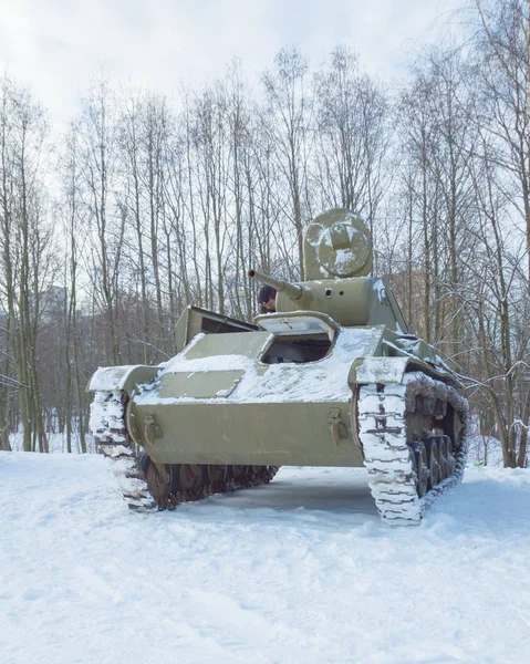 Rússia, São Petersburgo, 24 de fevereiro de 2017, reconstrução - o motorista-mecânico verifica o tanque do motor — Fotografia de Stock