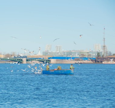 Ağ balıkçılar catch nehirde kokuyordu.