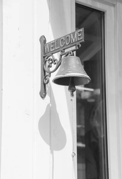 Černá a bílá, zvonek na dorovnání s vlastníkem. — Stock fotografie