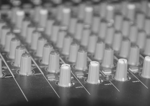 Sort og hvid, Professionel lyd mixer kontrolskrivebord - Stock-foto