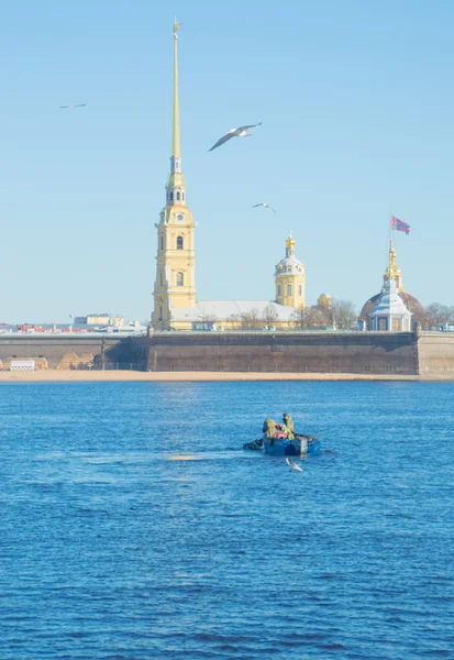 Рыбаки ловят рыбу в водах Петропавловского — стоковое фото