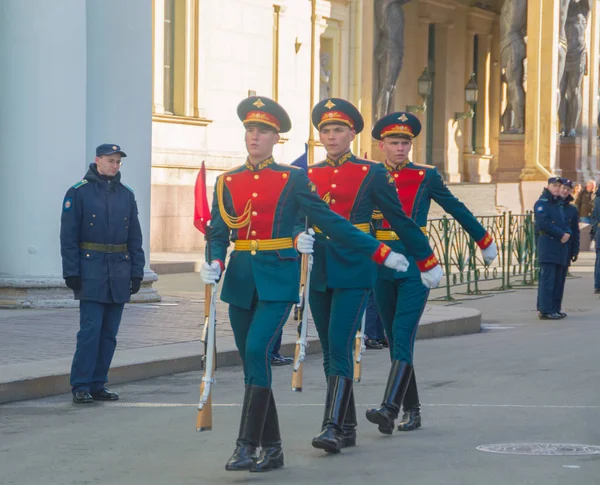 Rússia, São Petersburgo, em 7 de maio de 2017 guarda na rua Millionnaya no ensaio do desfile da vitória . — Fotografia de Stock