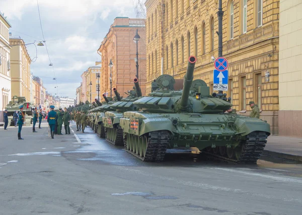 Rusya, Saint-Petersburg, 7 Mayıs 2017 üzerinde-tank ve askerlere Millionnaya Caddesi üzerinde zafer geçidi prova. — Stok fotoğraf