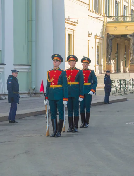 Rússia, São Petersburgo, em 7 de maio de 2017 - a guarda de honra no novo Hermitage no ensaio do desfile da vitória — Fotografia de Stock