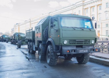 Rusya, St. Petersburg, 7 Mayıs 2017, zafer geçidi - topçu iskele üzerinde bir sütun prova.