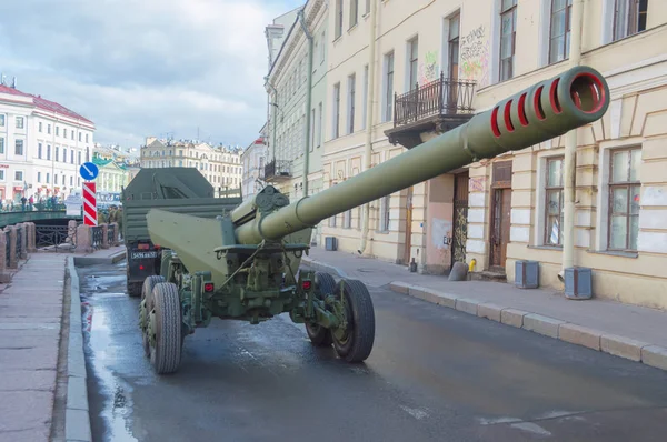 Russia, San Pietroburgo, 7 maggio 2017, le prove della parata della vittoria - una colonna di artiglieria . — Foto Stock