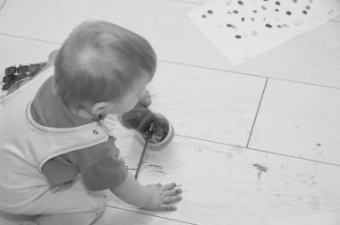 siyah ve beyaz, çocuk yerde su suyu .