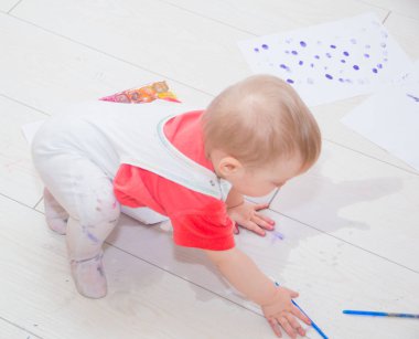 Bebeğin içinde suluboya kaplıydı ve suyu döktüm.