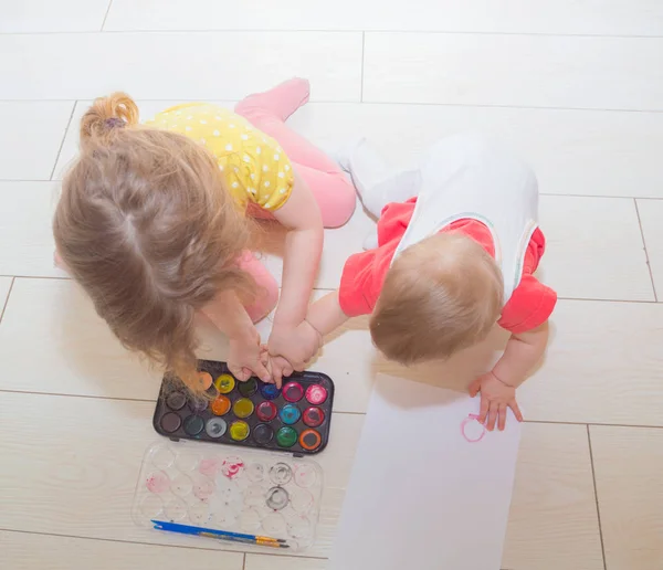 Due bambini disegnano con acquerello a mano . — Foto Stock