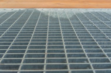 su drenaj girişinin önünde ızgara.