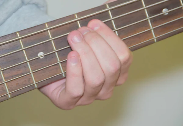 Guitarrista sosteniendo un acorde en las cuerdas . —  Fotos de Stock