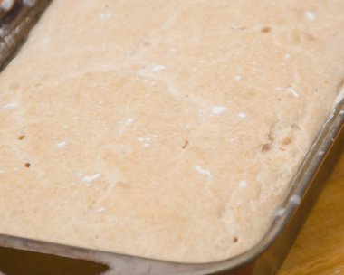 hamur ile pişirme tavada yakın çekim.