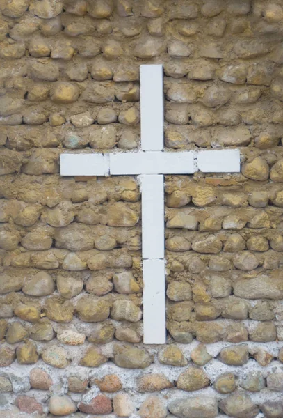 A cruz de tijolos na parede de pedra . — Fotografia de Stock