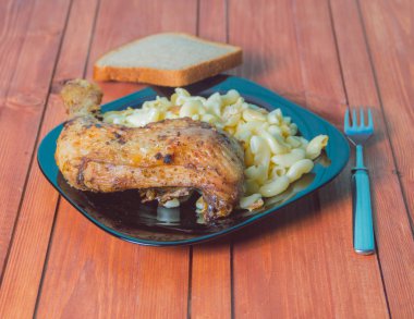 makarna yemek masası üzerine ile tavuk.