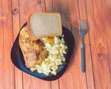 ahşap masa üzerinde makarna ile tavuk.