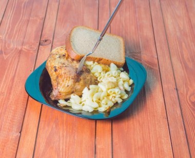 çatal ve tavuk makarna tablo ile.