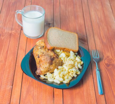 Öğle Yemeği, makarna Tavuk ve süt masada.