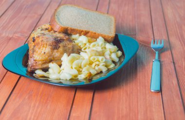 bir tabak makarna tavuk yemek tabloda.