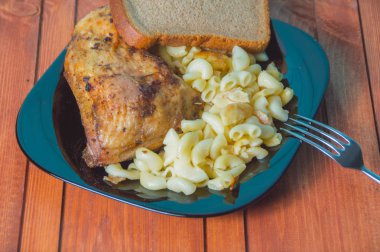 tavuk ve bir çatal ile yemek masası makarna üzerine.